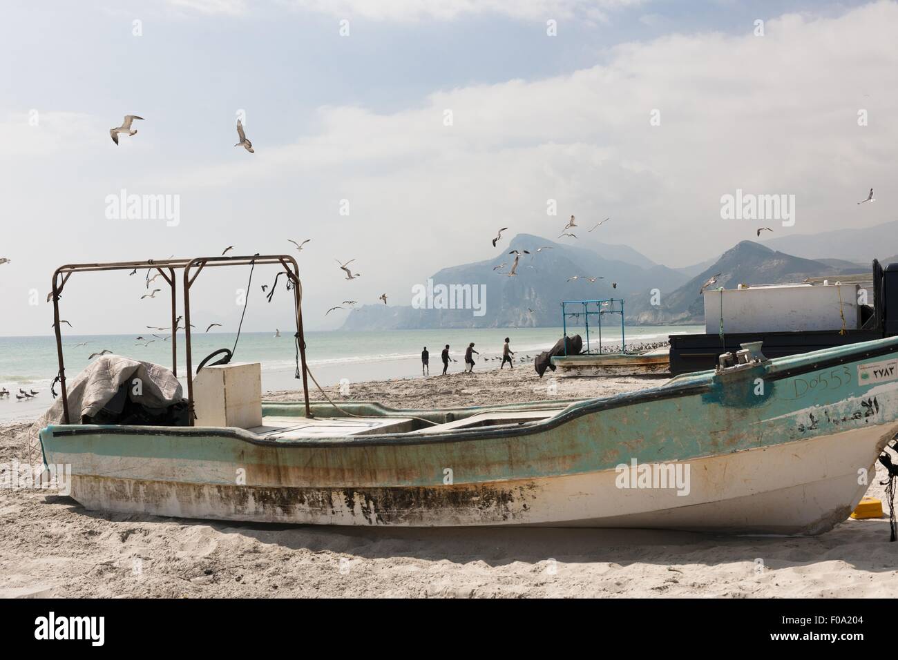 Bateau de pêche au Maghsail beach, Salalah, Oman Banque D'Images