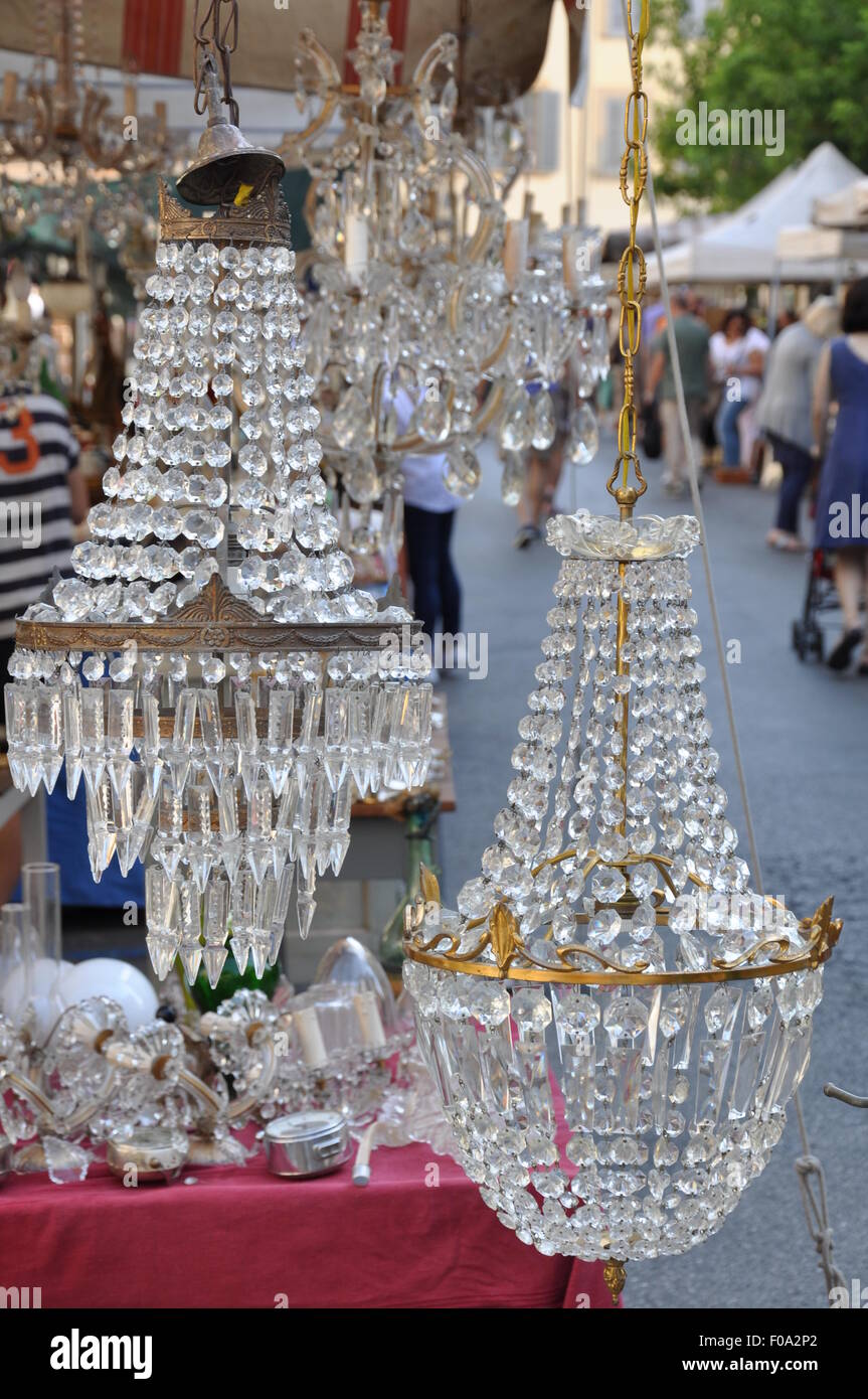 Lampes en cristal ancien sur marché d'antiquités à Arezzo Toscane Italie  Photo Stock - Alamy