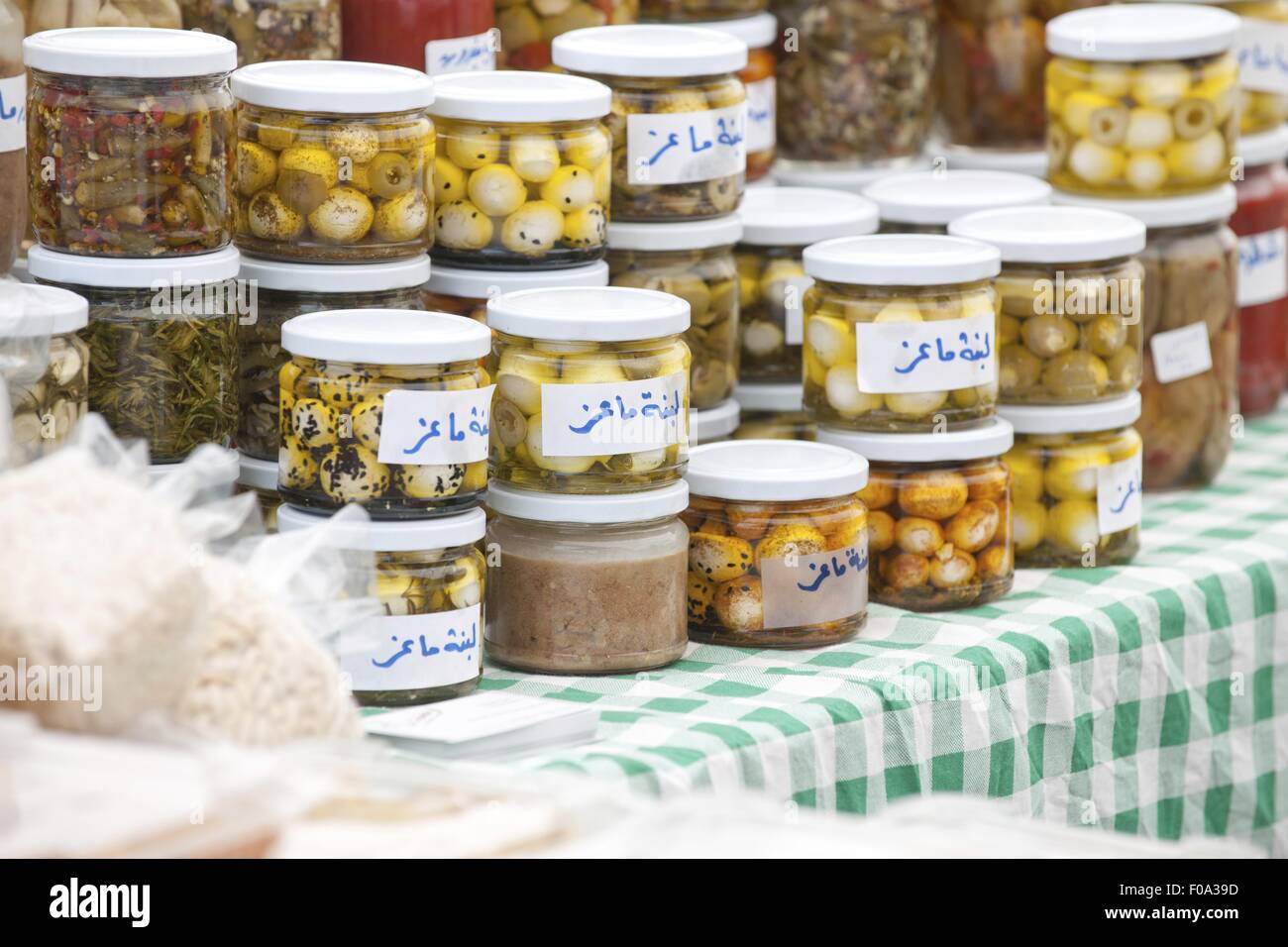 Pile de cornichons faits maison dans des conteneurs dans Souk El Tayeb marché bio, Beyrouth, Liban Banque D'Images