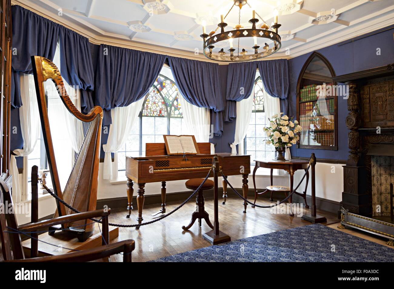 Le piano et la harpe dans Musée Plas Newydd, Llangollen, Denbighshire, Wales, UK Banque D'Images