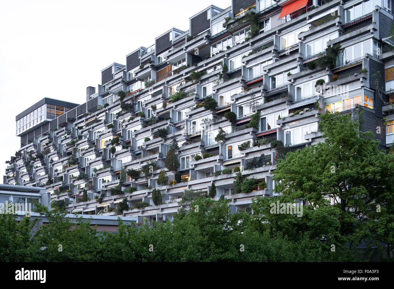 Vue sur terrasse immeuble de grande hauteur en Davenstedt, Hanovre, Allemagne Banque D'Images