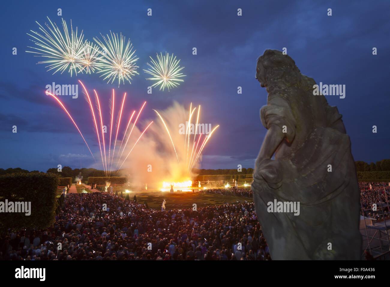 Point de vue de M. Hausen statue et d'artifice chinois dans les jardins royaux, Hannover, Allemagne Banque D'Images