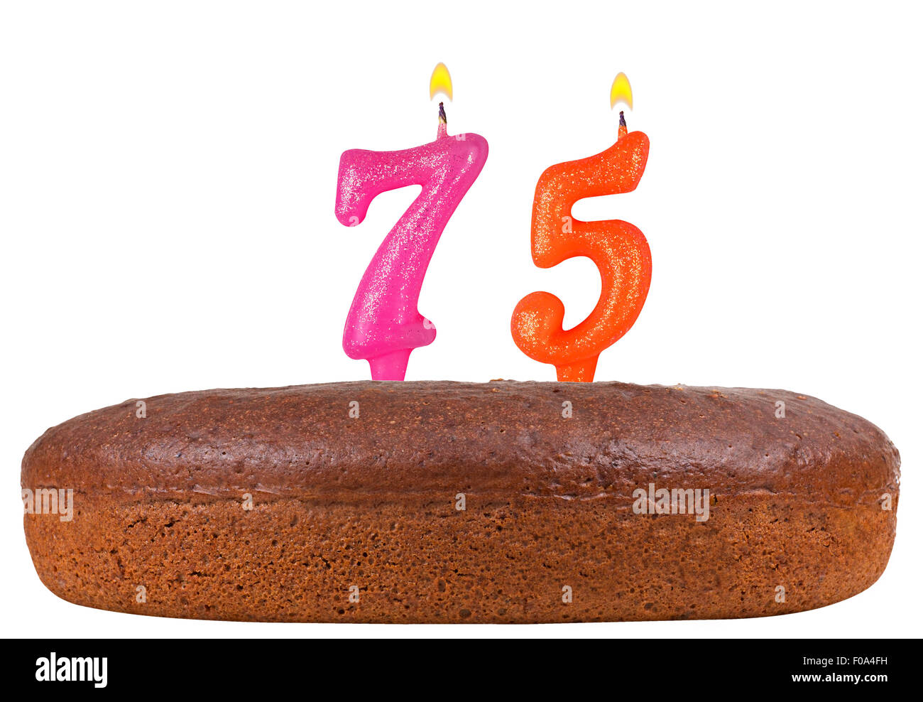 Gâteau d'anniversaire avec des bougies numéro 75 isolé sur fond blanc Banque D'Images