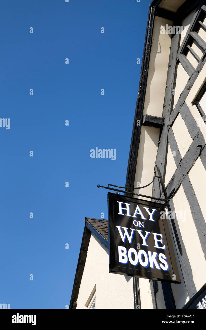 Inscrivez-vous publicité Hay-on-Wye livres étendus dehors une librairie d'occasion Banque D'Images