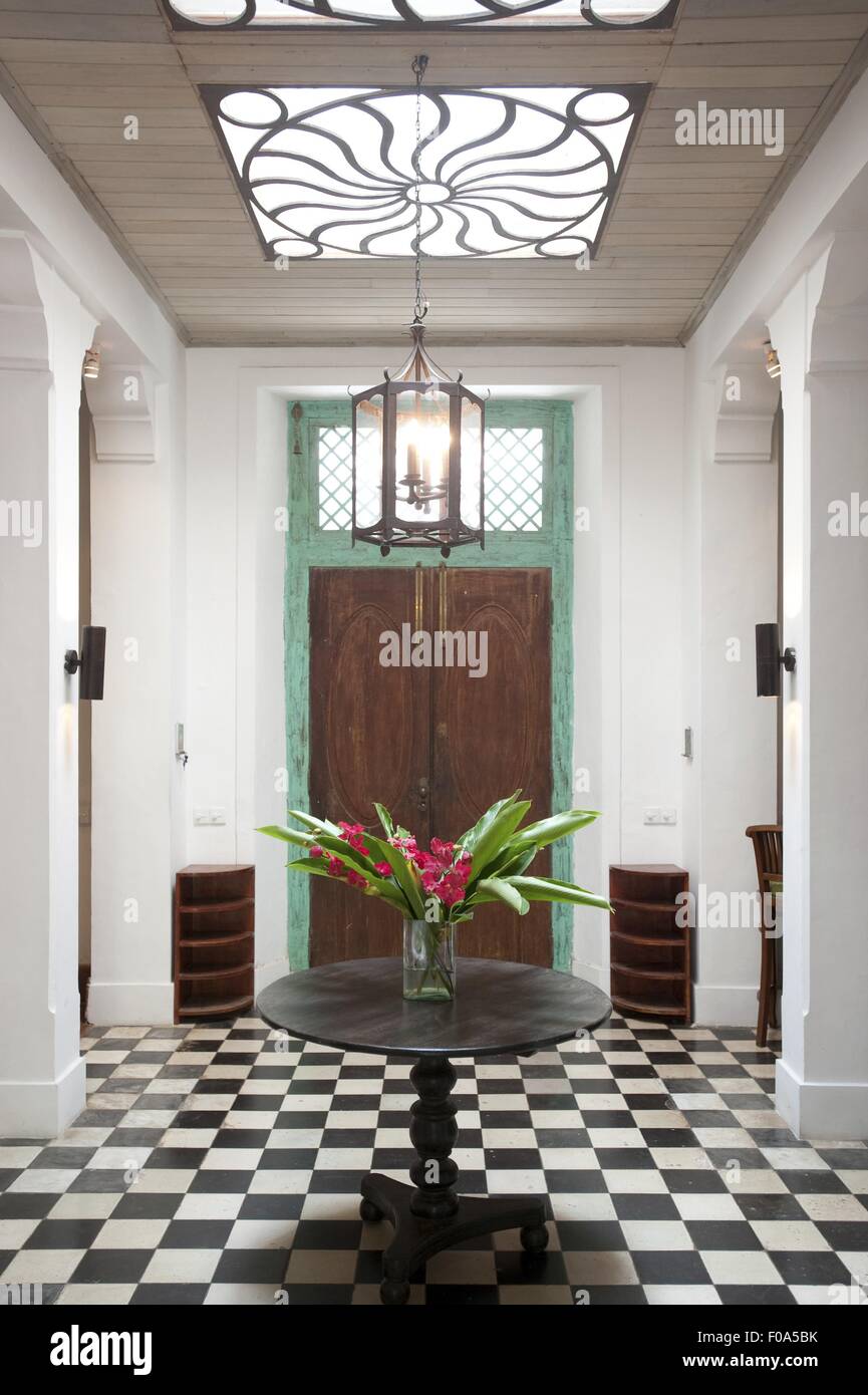 Intérieur avec des carreaux et des damiers avec table, vase Galle Fort, Sri Lanka Banque D'Images
