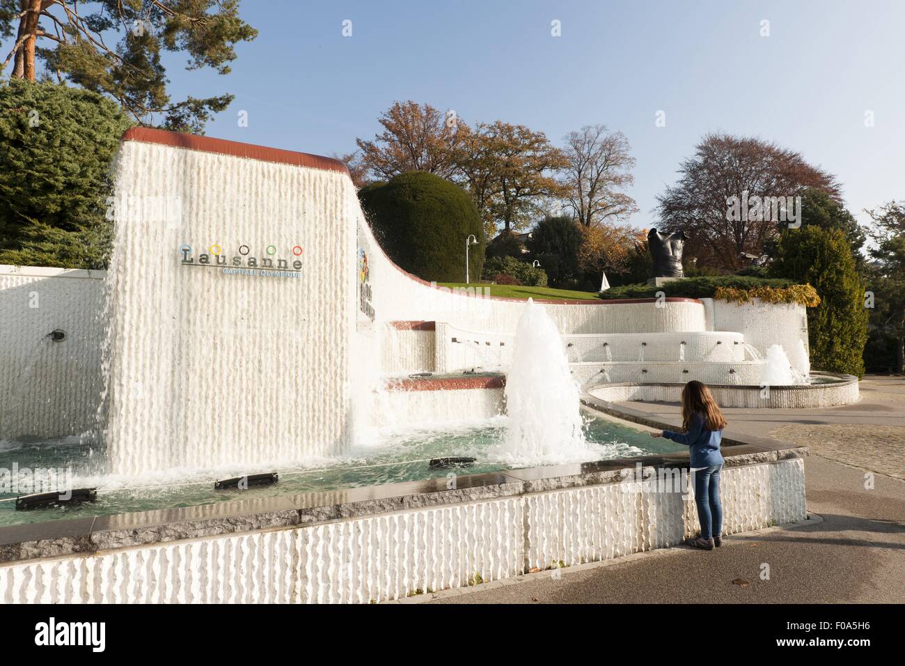 Fille debout près de fontaine à Lausanne, Canton de Vaud, Suisse Banque D'Images