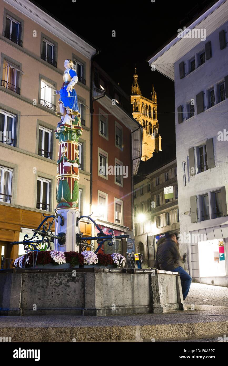 Les gens assis à sculpture près des bâtiments à Lausanne, Canton de Vaud, Suisse Banque D'Images
