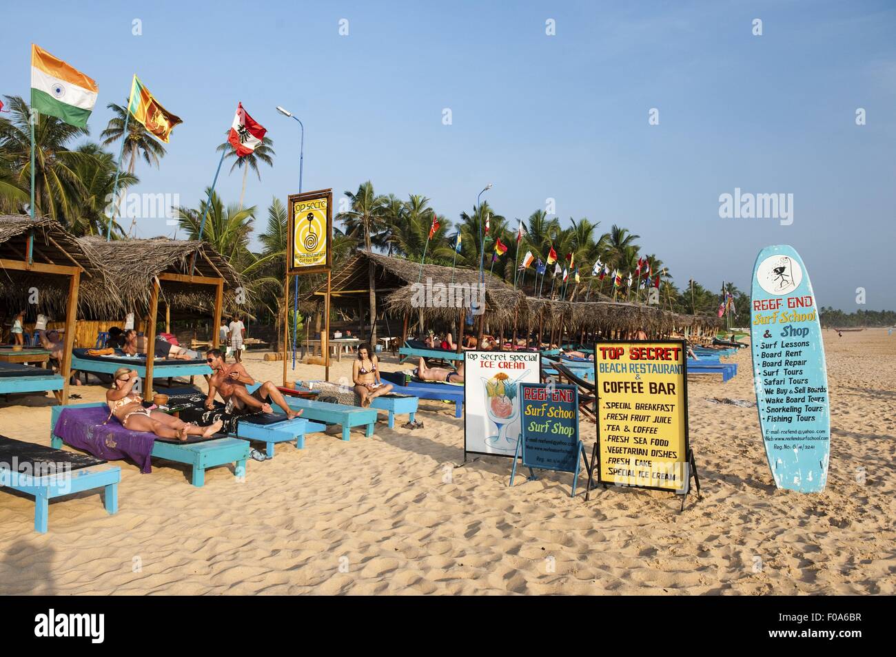 Les touristes de détente à la plage d'Hikkaduwa avec pancarte autour, Sri Lanka Banque D'Images