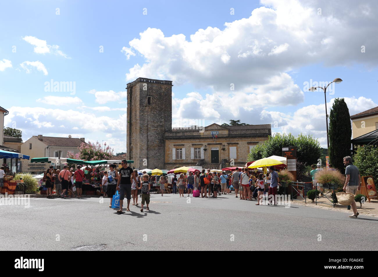 Jour de marché à Puy-l'Evêque qui est une petite ville de France située dans le département du Lot, dans la région Midi-Pyrénées Banque D'Images