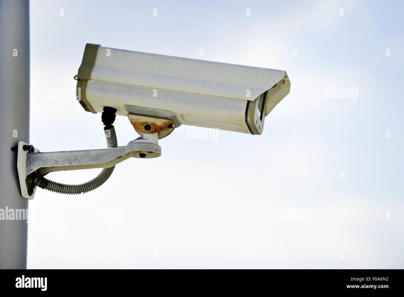 Une caméra de surveillance sur un poteau avec ciel bleu sur l'arrière-plan Banque D'Images