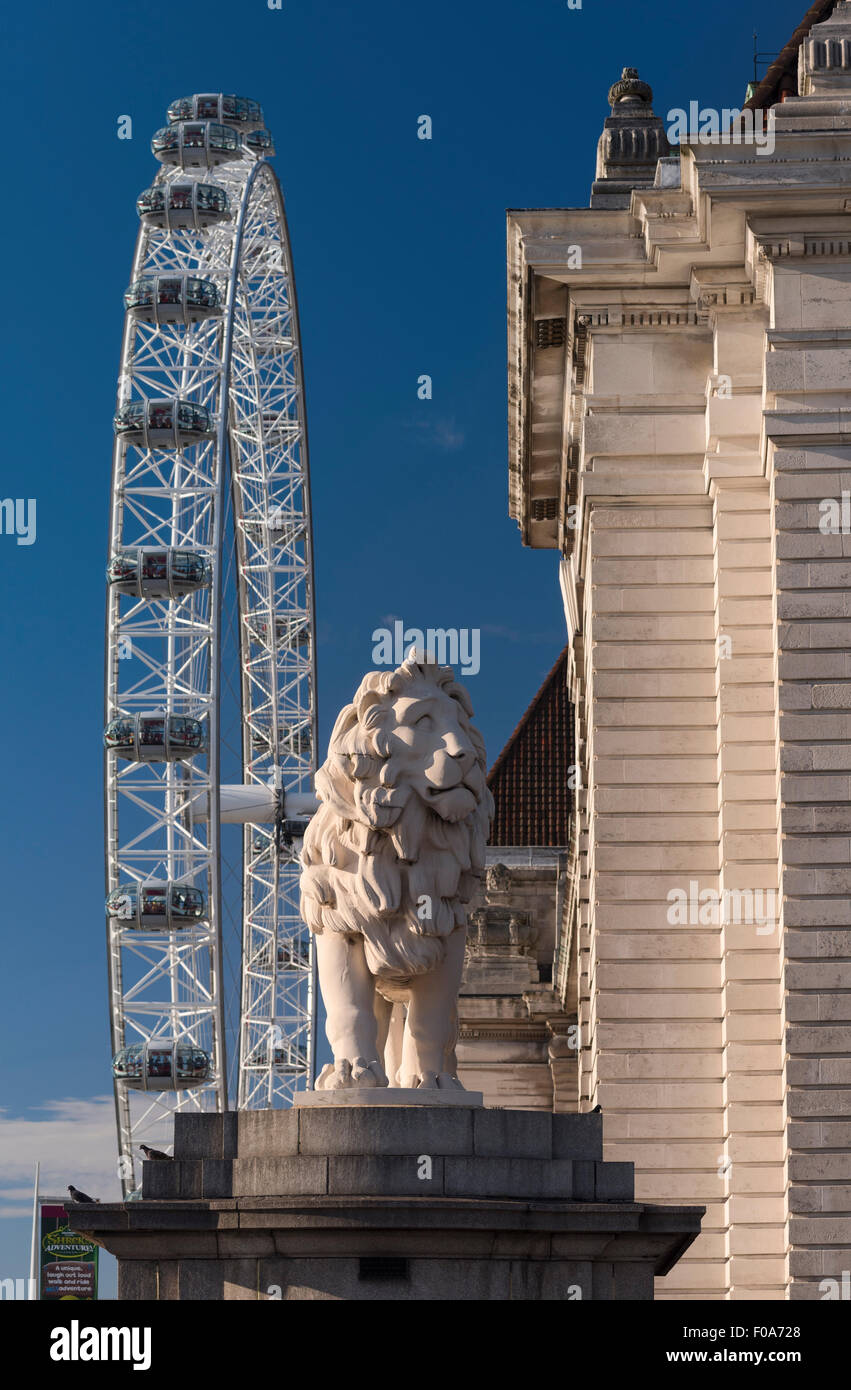 Statue de lion de South Bank et London Eye roue du millénaire London UK Banque D'Images