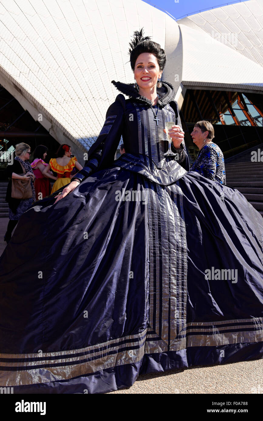 Sydney, Australie - le 11 août 2015 : Opera singers en costumes profitez d'une soirée organisée par l'Opéra d'Australie pour marquer son 60e anniversaire et le lancement de sa saison 2016 à l'Opéra de Sydney le 11 août 2015 Credit : MediaServicesAP/Alamy Live News Banque D'Images