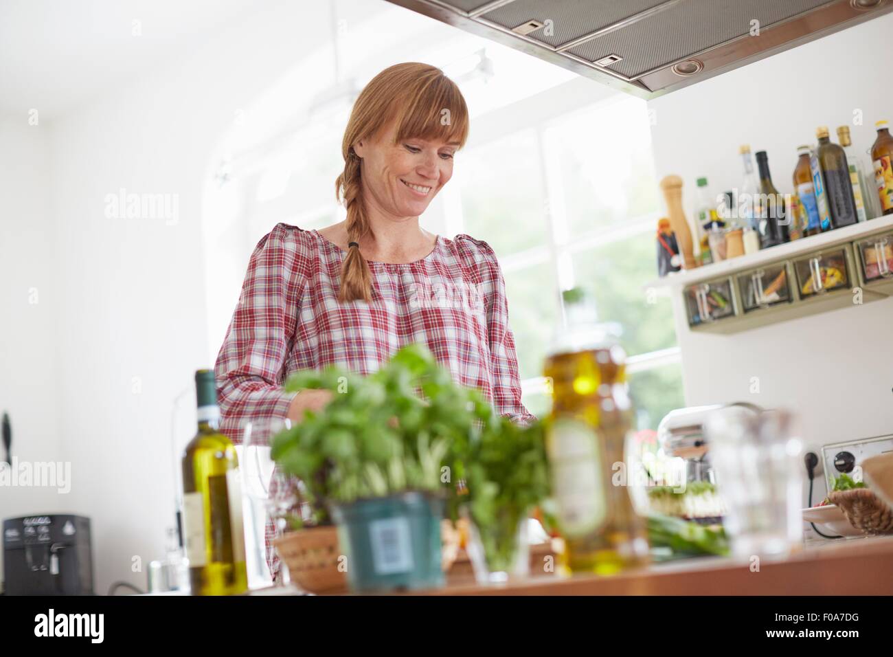 Woman preparing meal in kitchen Banque D'Images