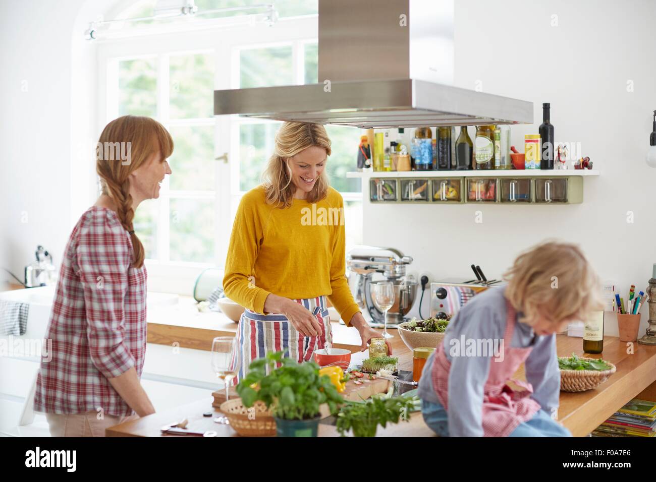 La préparation de repas en cuisine femmes Banque D'Images