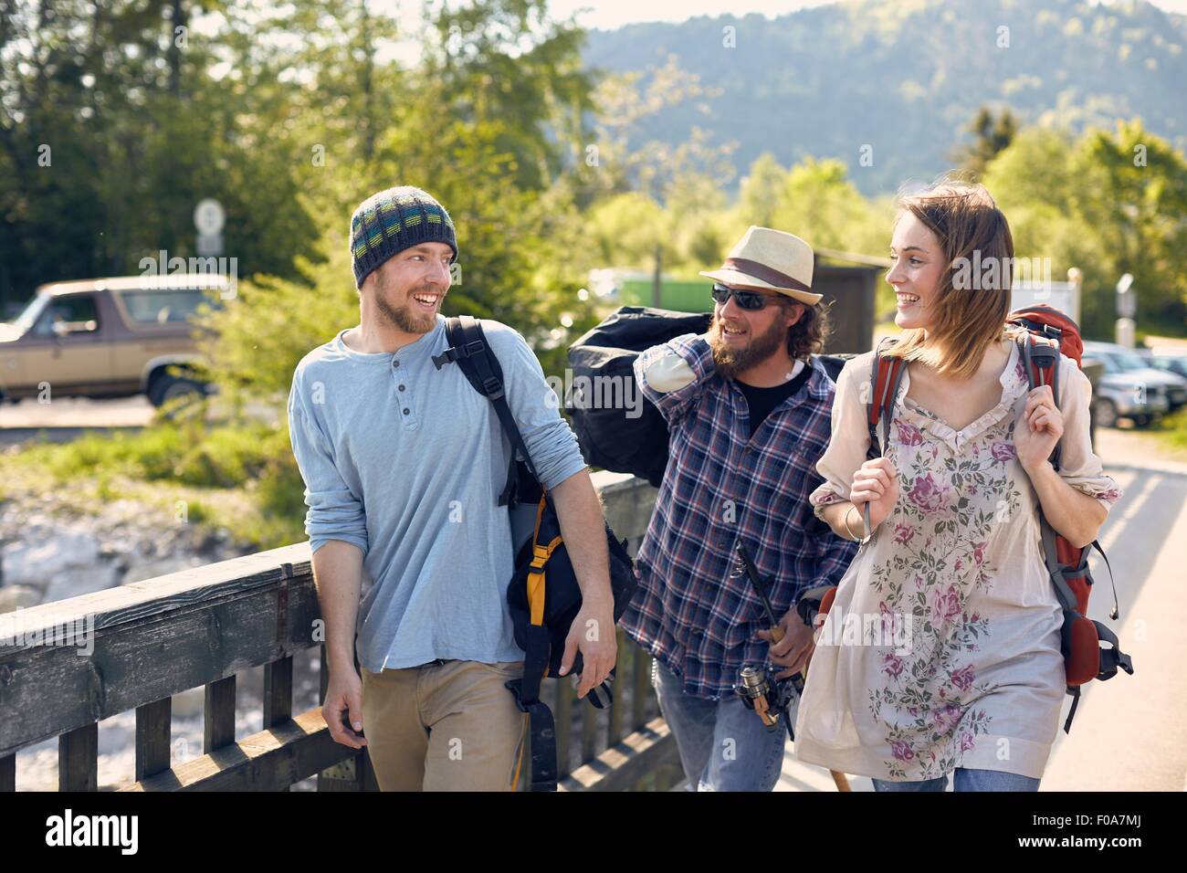 Trois personnes marcher ensemble la réalisation des sacs à dos, smiling Banque D'Images