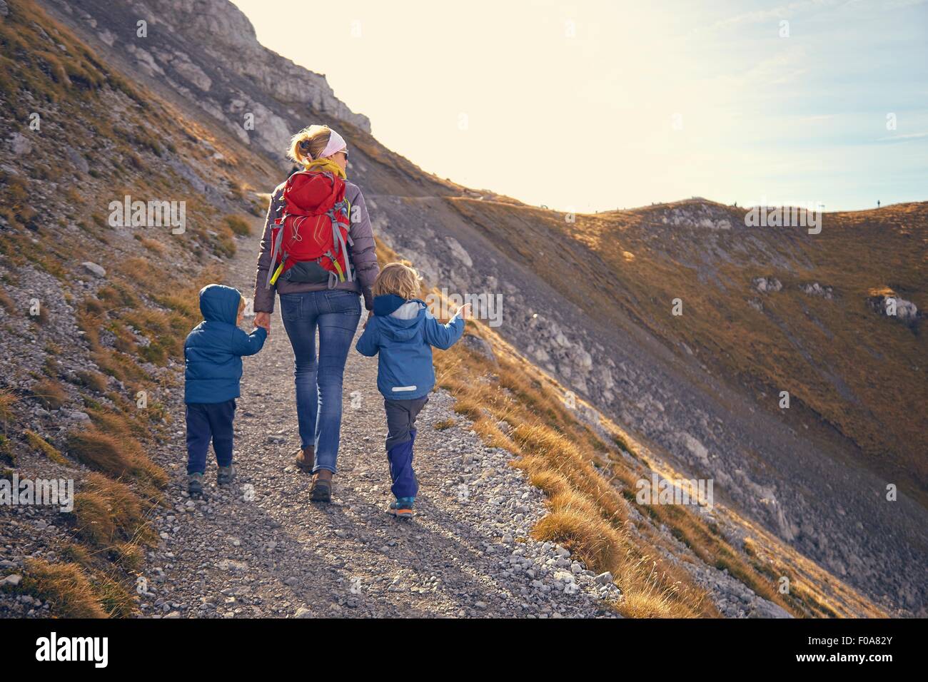 Mère et fils, la randonnée le long du chemin de montagne, Karwendel-Mittenwald, Bavière, Allemagne Banque D'Images