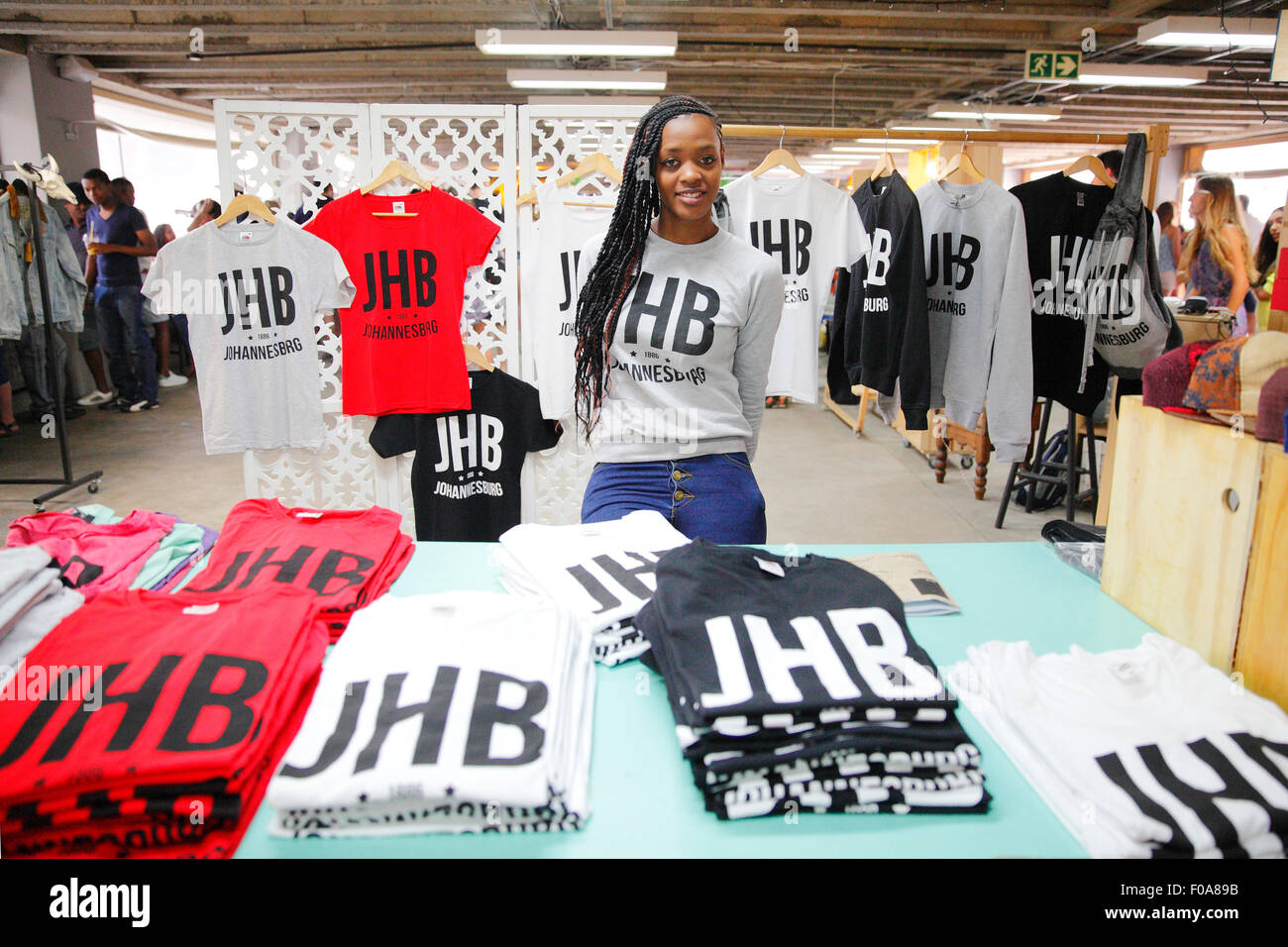 L'Afrique du Sud, Johannesburg. Opérateur de marché vendre JHB t shirts dans la Neighborgoods market qui a lieu dans le domaine de l'Braamfontein Banque D'Images