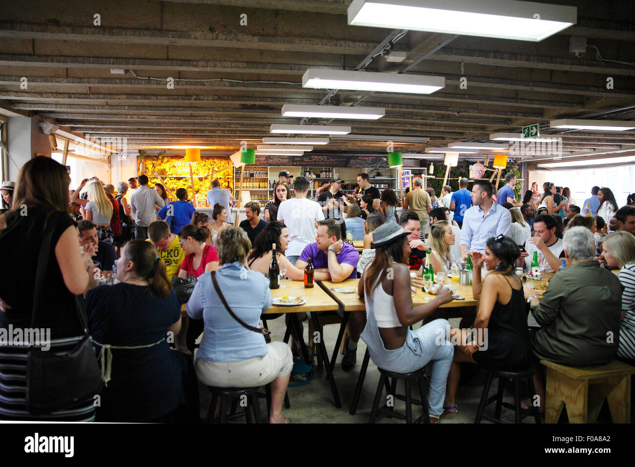 L'Afrique du Sud, Johannesburg. Les foules se rassemblent pour l'hebdomadaire Neighborgoods market qui a lieu dans la zone de la ville, Braamfontein Centre. Banque D'Images