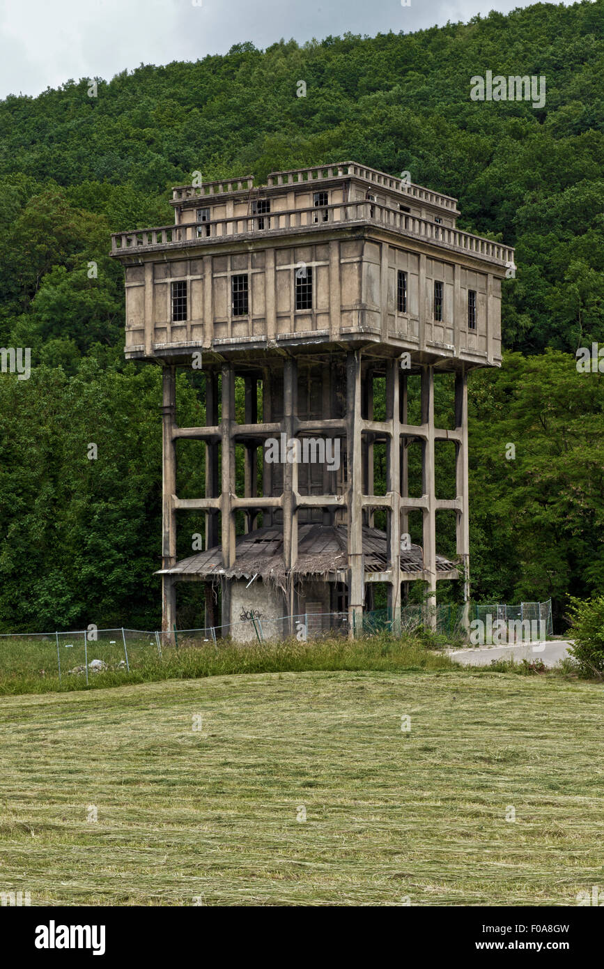 Une ancienne tour de l'eau dans le cœur si la Belgique campagne dans le style de "l'architecture brutaliste'. Banque D'Images