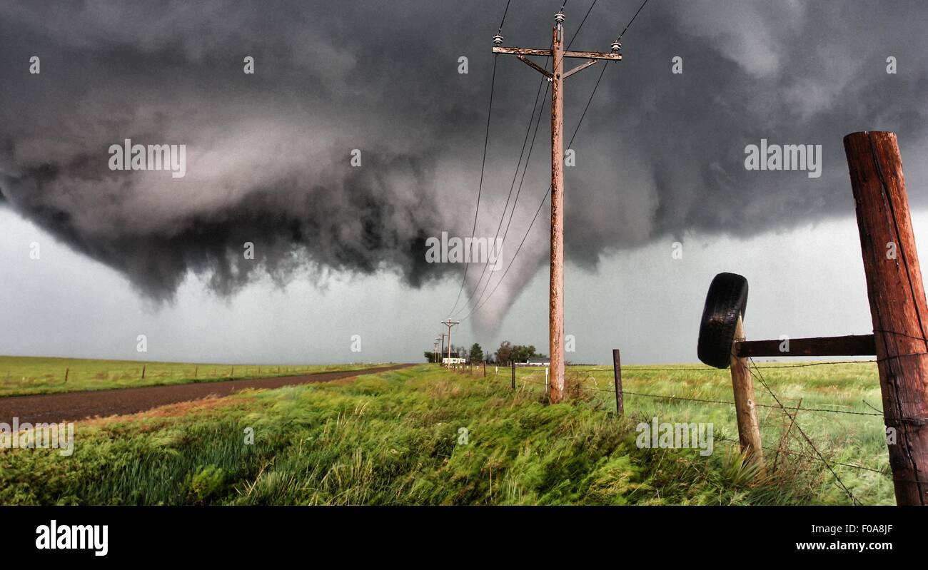 Derrière la tornade violente colère, ferme avec mur en rotation, Stratton, Colorado, USA Banque D'Images Derrière la tornade violente colère, ferme avec mur en rotation, Stratton, Colorado, USA Banque D'Images