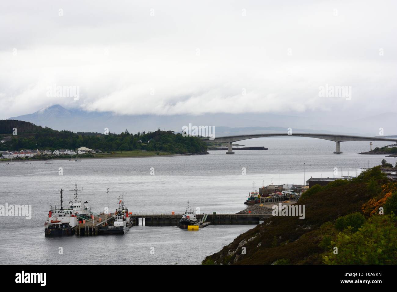 Isle of Sky Bridge dans certains écossais typique météo. Banque D'Images