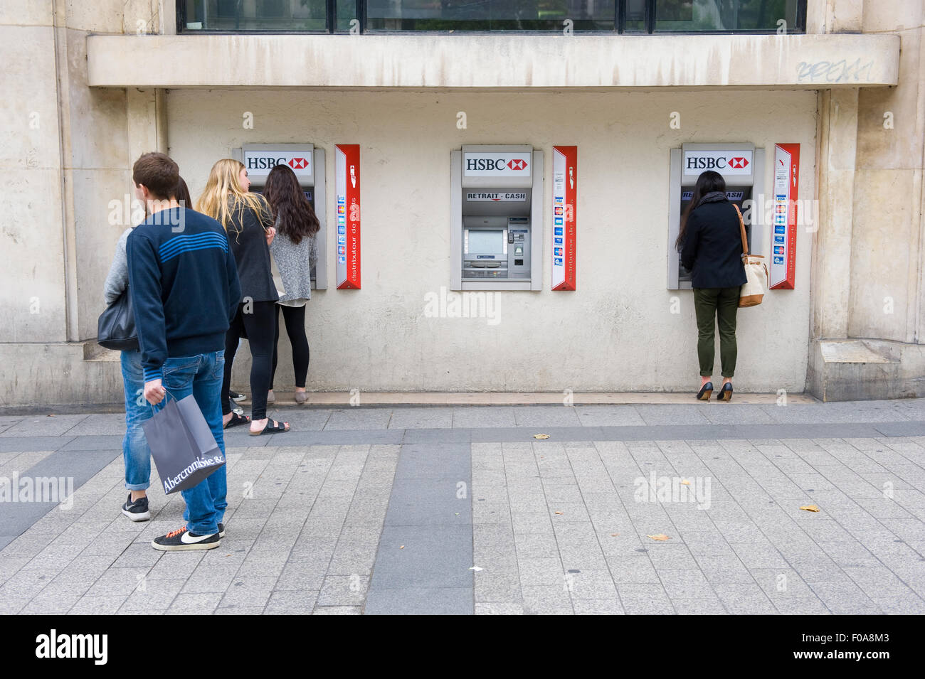 PARIS, FRANCE - 28 juillet 2015 : personnes en attente d'un guichet automatique pour retirer de l'argent dans une rue de Paris en France. Banque D'Images