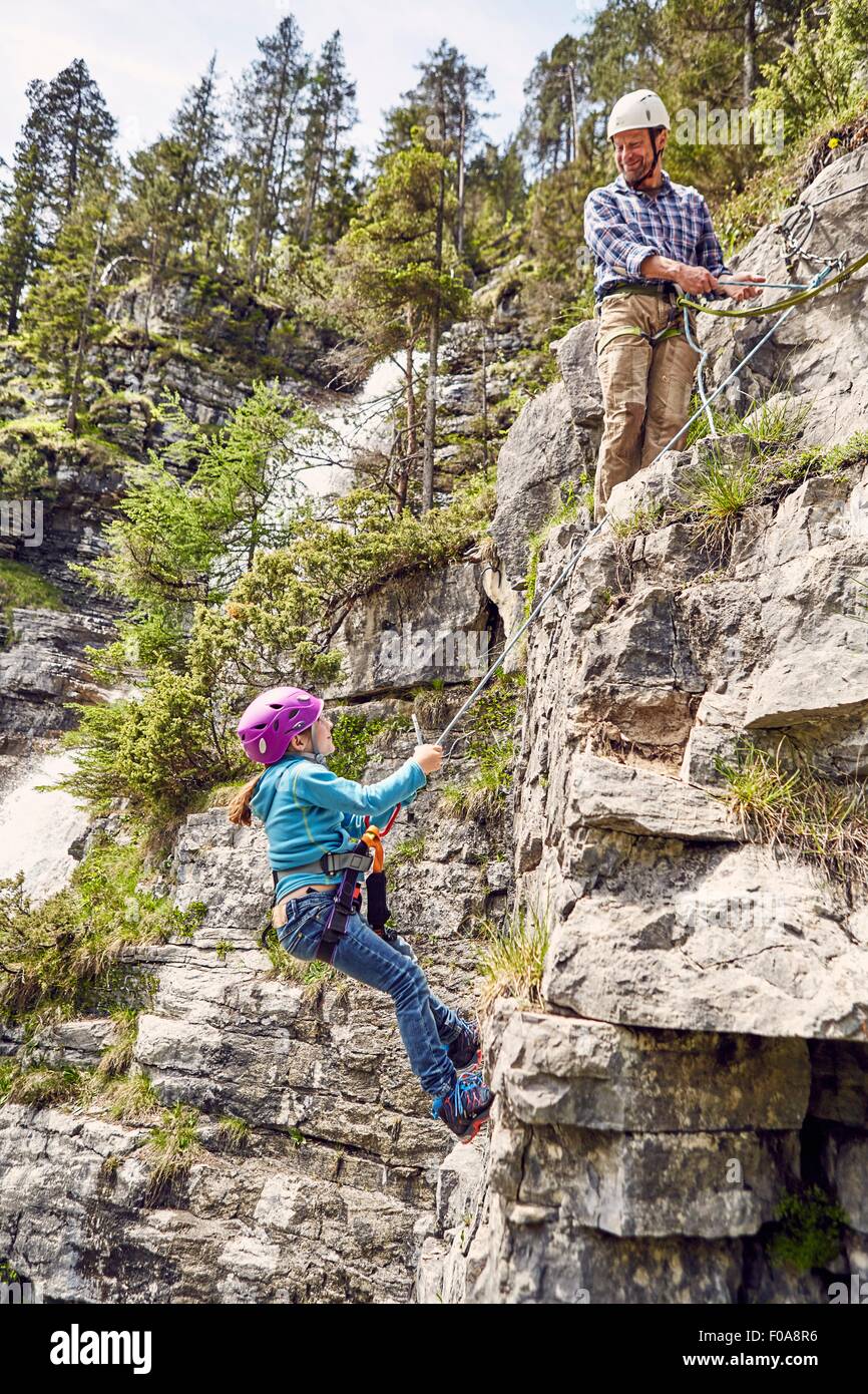 Le père et l'enfant de l'escalade, Ehrwald, Tyrol, Autriche Banque D'Images