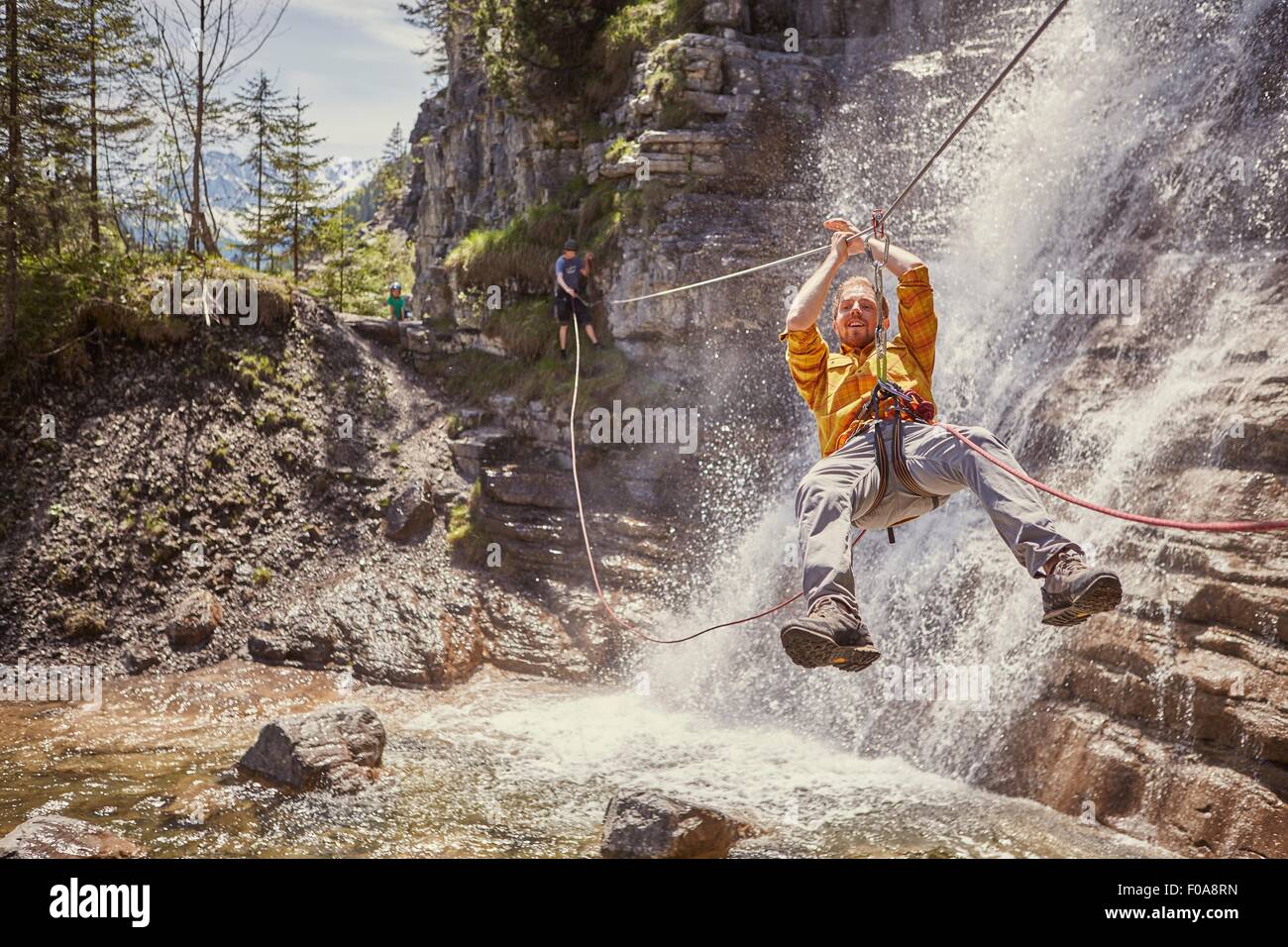Man rappelling cascade, Ehrwald, Tyrol, Autriche Banque D'Images