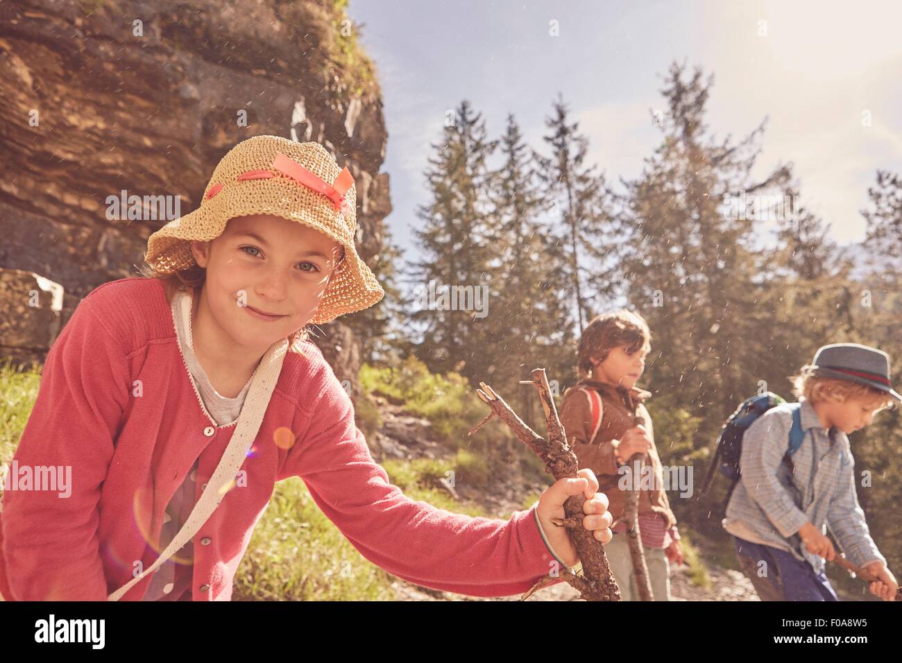Trois enfants explorer forest Banque D'Images
