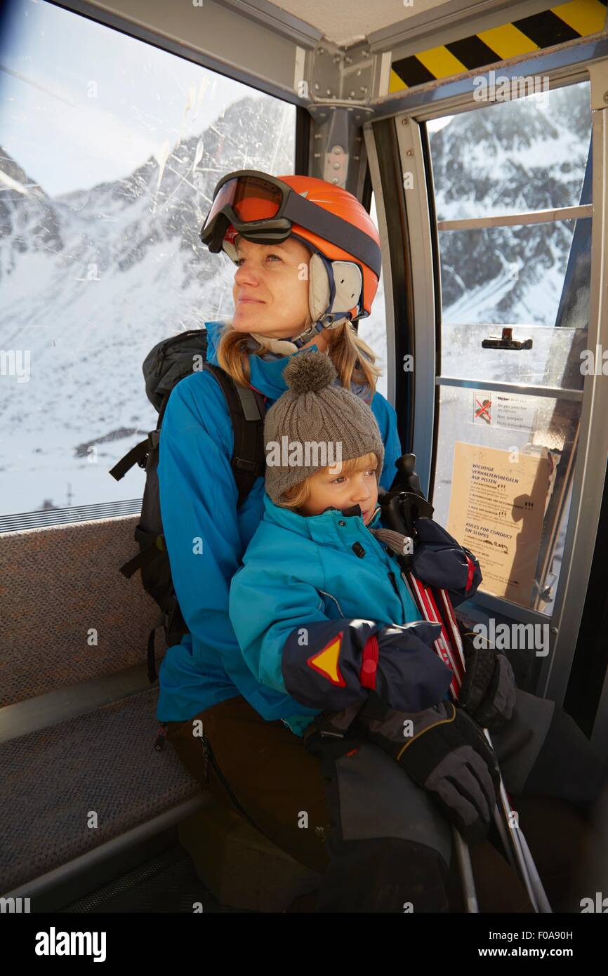 Femelle adulte ski et petit garçon assis en téléski, Neustift, Stubaital, Tyrol, Autriche Banque D'Images