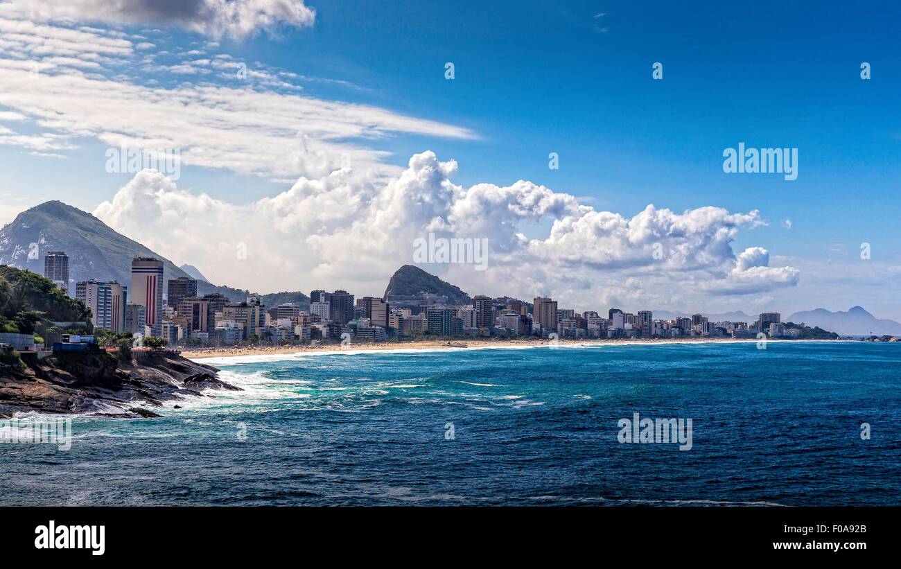 Vue sur la mer et la plage d'Ipanema, Rio de Janeiro, Brésil Banque D'Images