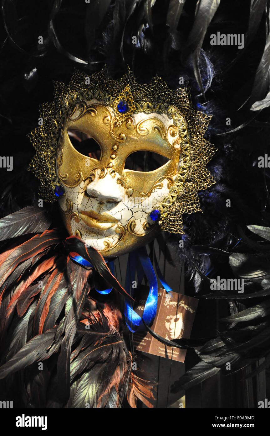 Masque vénitien ball en exposition dans une vitrine Banque D'Images