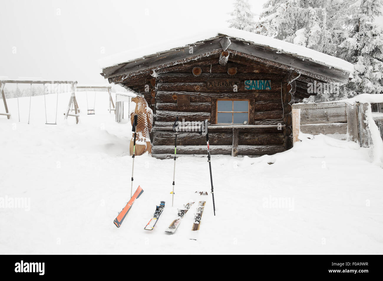 Skis et bâtons de ski à l'extérieur de log cabin, Tyrol, Autriche Banque D'Images