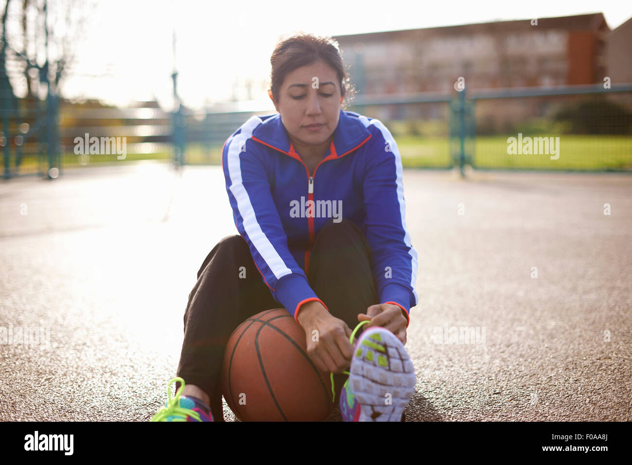 Joueur de basket-ball féminin mature lacets formateur de liage Banque D'Images