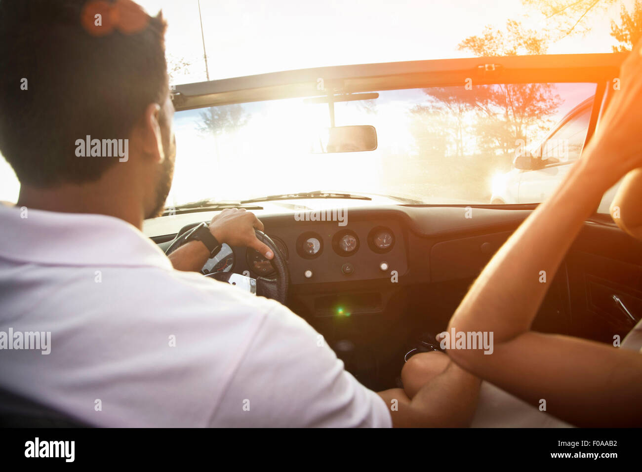 Couple en voiture décapotable, vue arrière, close-up Banque D'Images