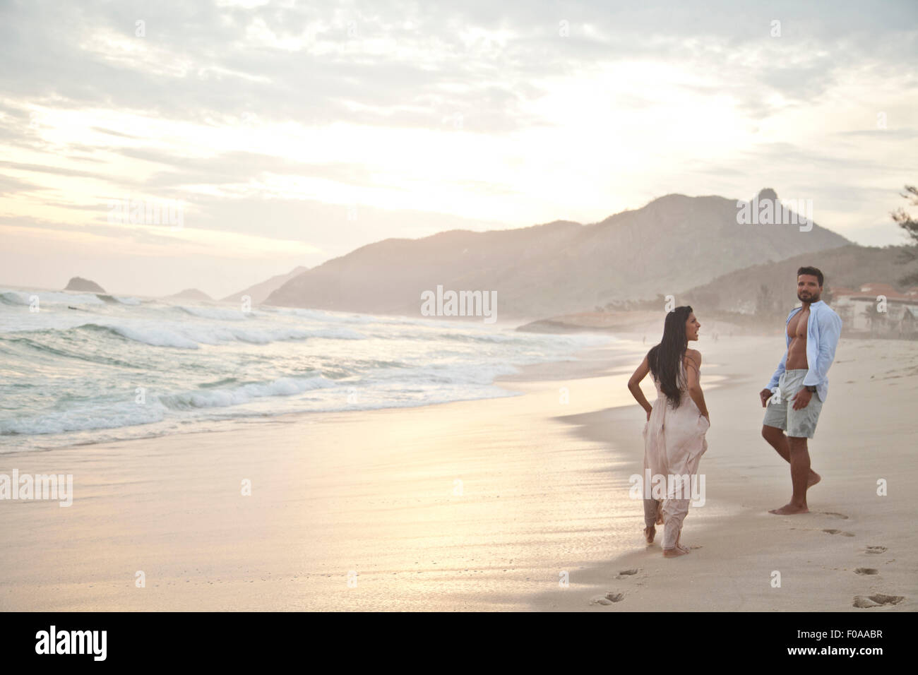 Mid adult couple on beach, Rio de Janeiro, Brésil Banque D'Images