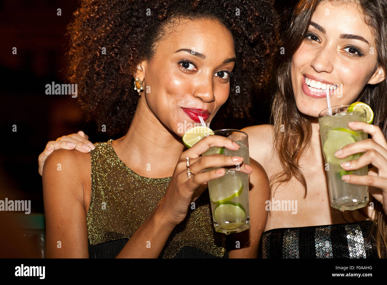 Deux jeunes femmes ensemble au bar, boire, smiling Banque D'Images