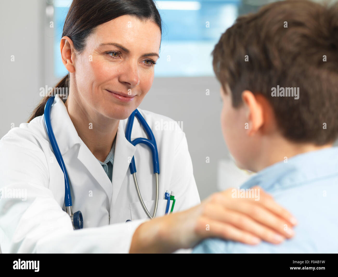 Jeune garçon réconfortant médecin en clinique Banque D'Images