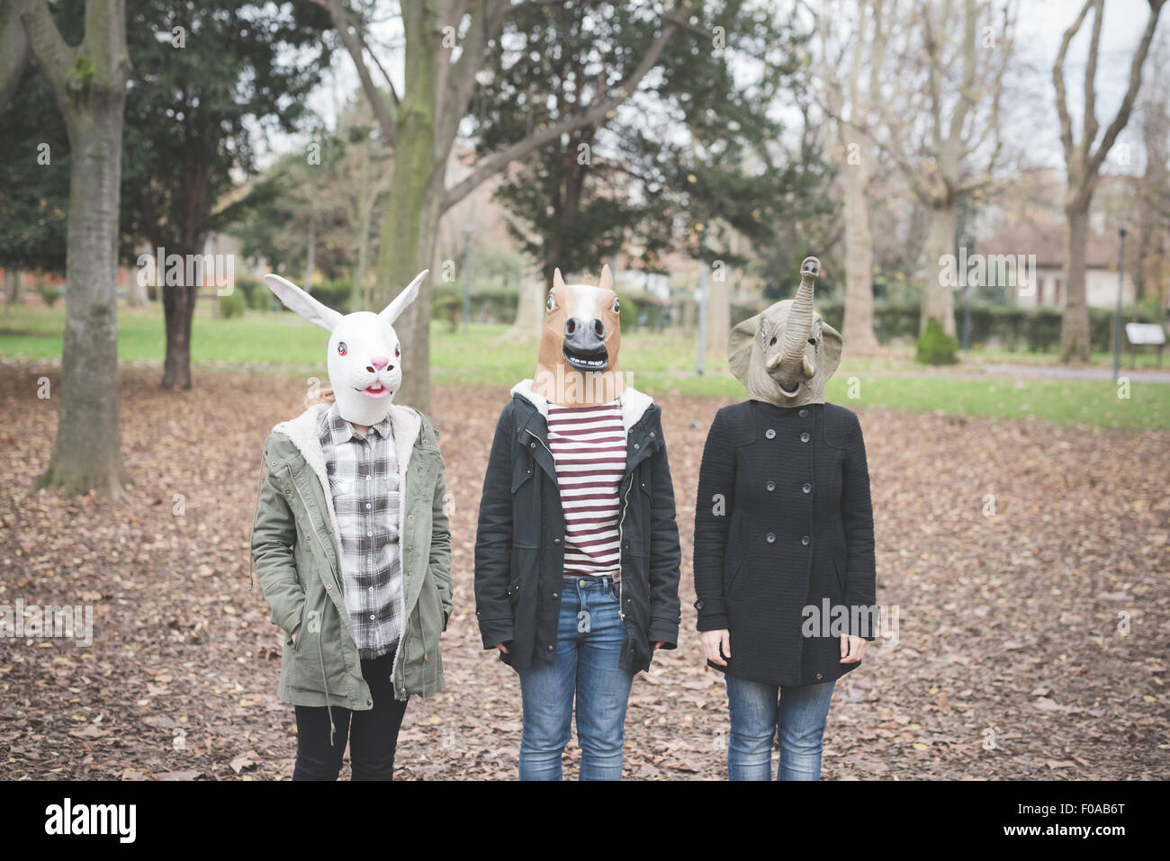 Trois sœurs portant des masques d'animaux posant dans park Banque D'Images