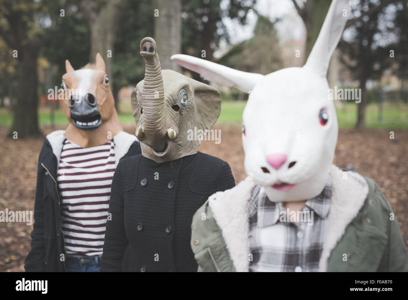 Trois sœurs portant des masques d'animaux posant dans park Banque D'Images