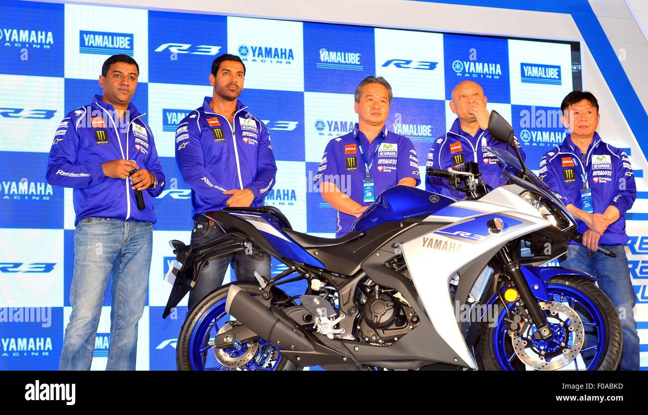 L'Uttar Pradesh, Inde. Août 11, 2015. L'Acotro Bollywood johan Ebraiam, M. Masaki Asano, directeur général de Yamaha Motor France Sales Pvt. Ltd et M. Roy Kurian, Vice-président - Ventes et Marketing, Yamaha Motor India Pvt de vente. Ltd a lancé aujourd'hui, encore une autre offre intéressante - la YZF-R3 modèle sport. Le grand l'Inde lancement a eu lieu au niveau le plus adapté racer's Paradise, le Circuit International de Budhha. L'YZF - R3 le coût des acheteurs indiens Rs. 3, 25 000 $ et sera disponible à certains concessionnaires Yamaha dans deux combinaisons de couleurs - Racing Blue et Black Lightning. © PACIFIC Banque D'Images