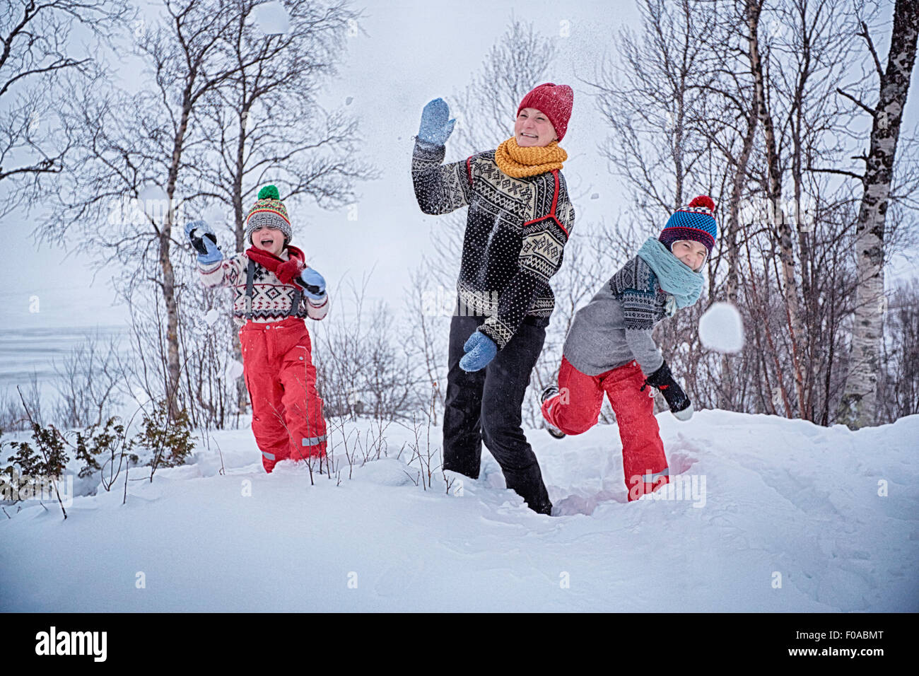 La mère et les deux fils, lançant des boules de Hemavan,Sweden Banque D'Images