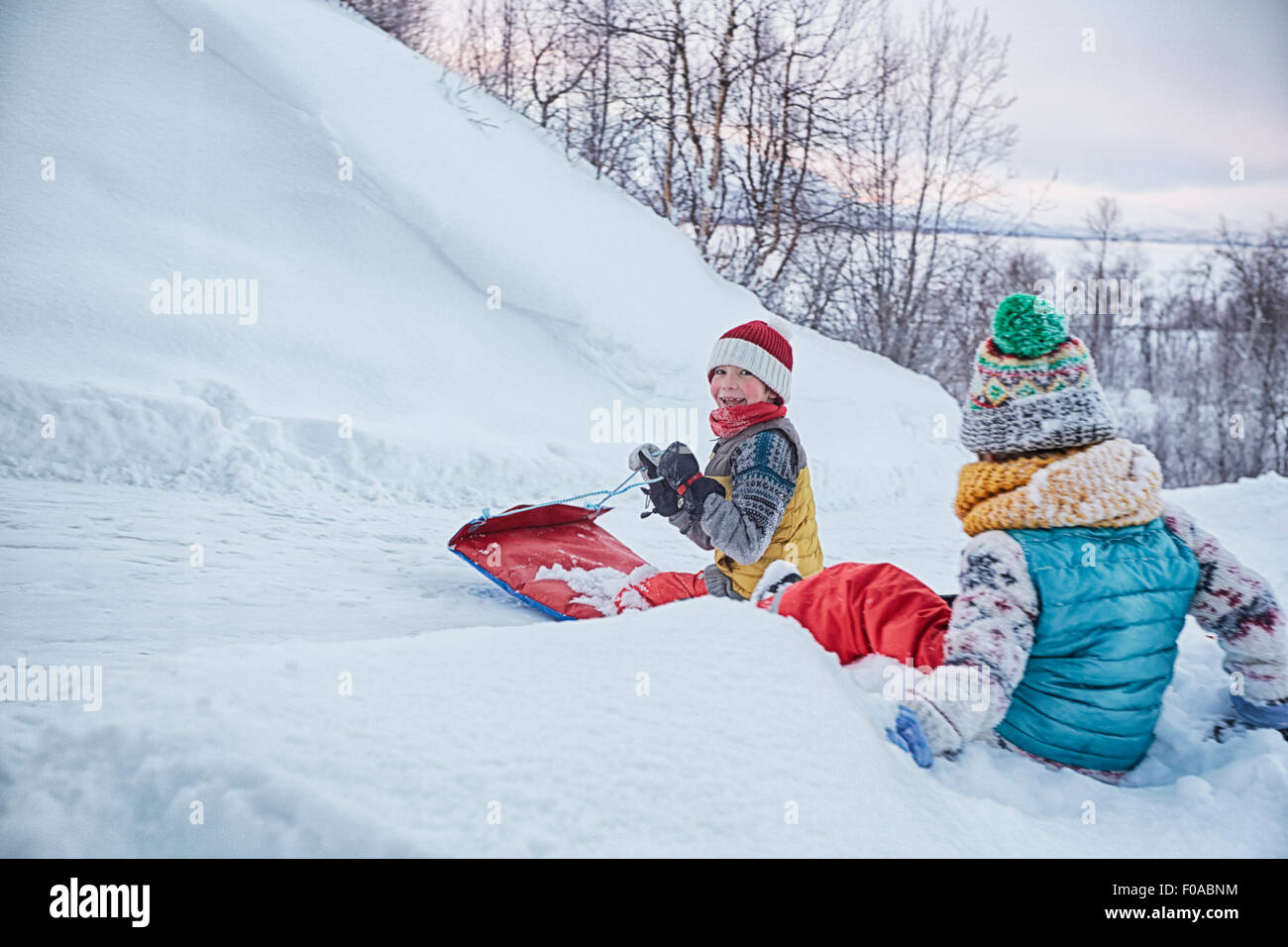 Deux frères sur toboggan sur la colline couverte de neige, Hemavan,Sweden Banque D'Images