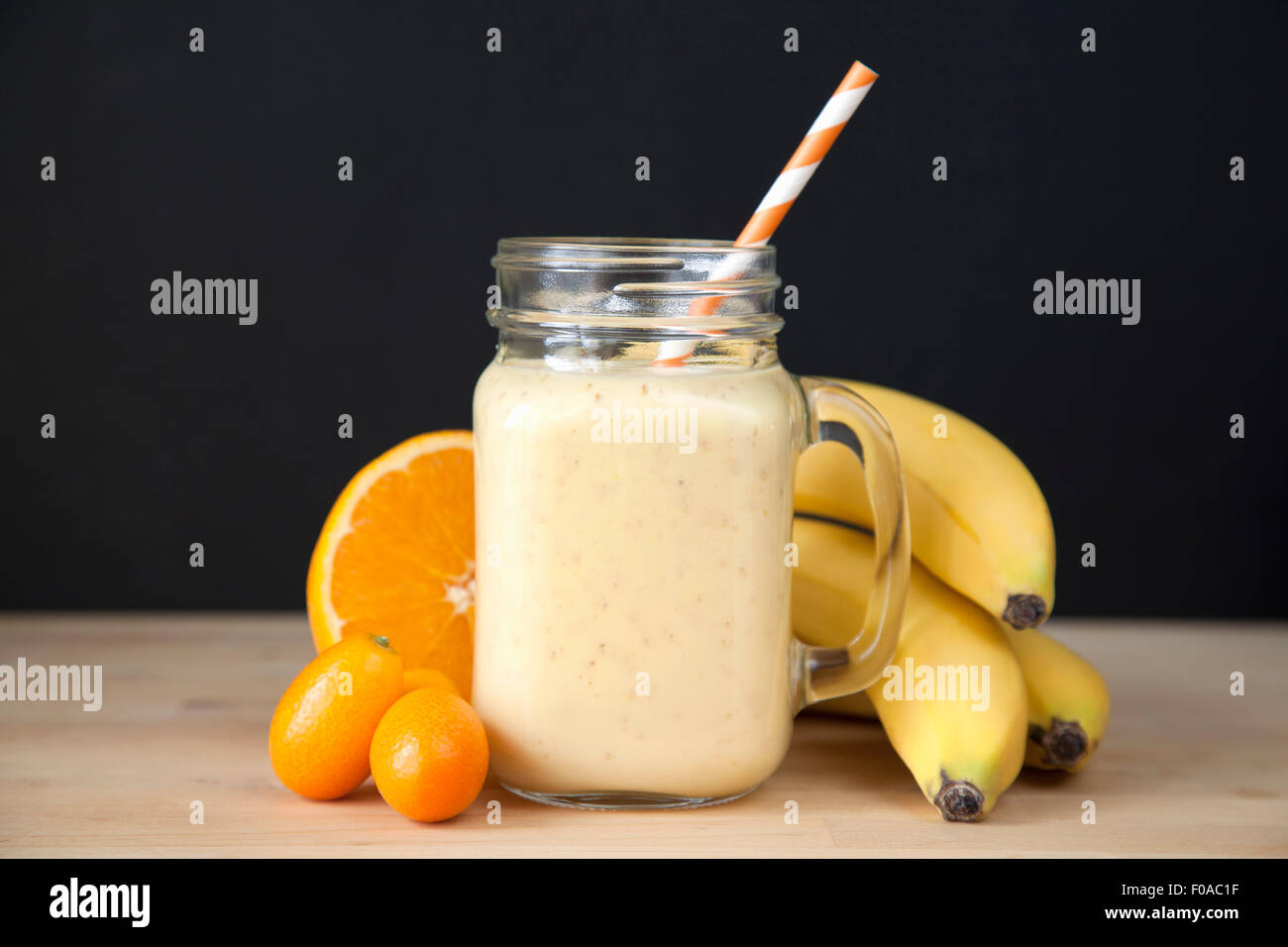 Still Life of fresh banana Smoothie orange, kumquat et Banque D'Images