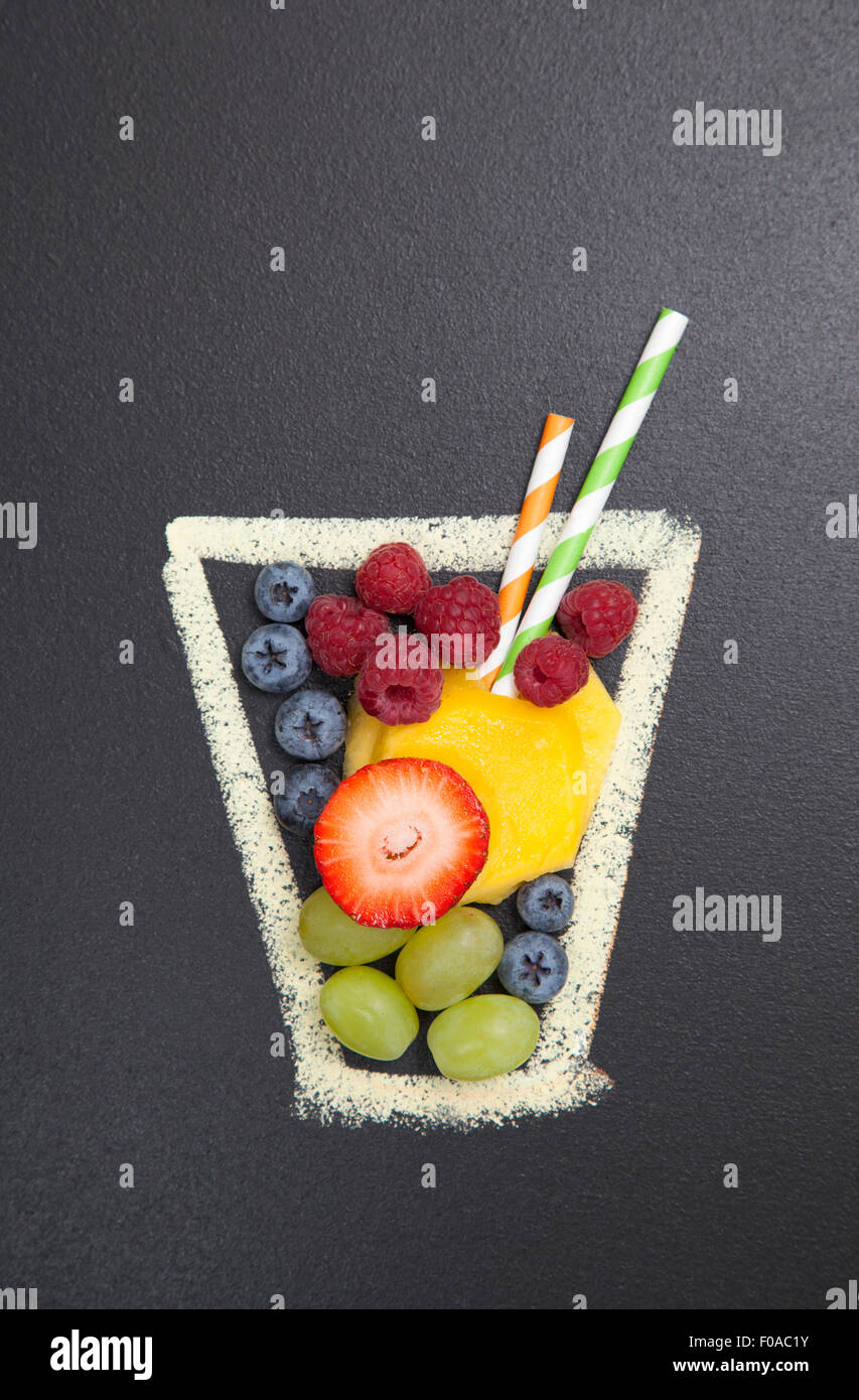 Tableau noir illustration de verre à boire avec des fruits et de pailles Banque D'Images