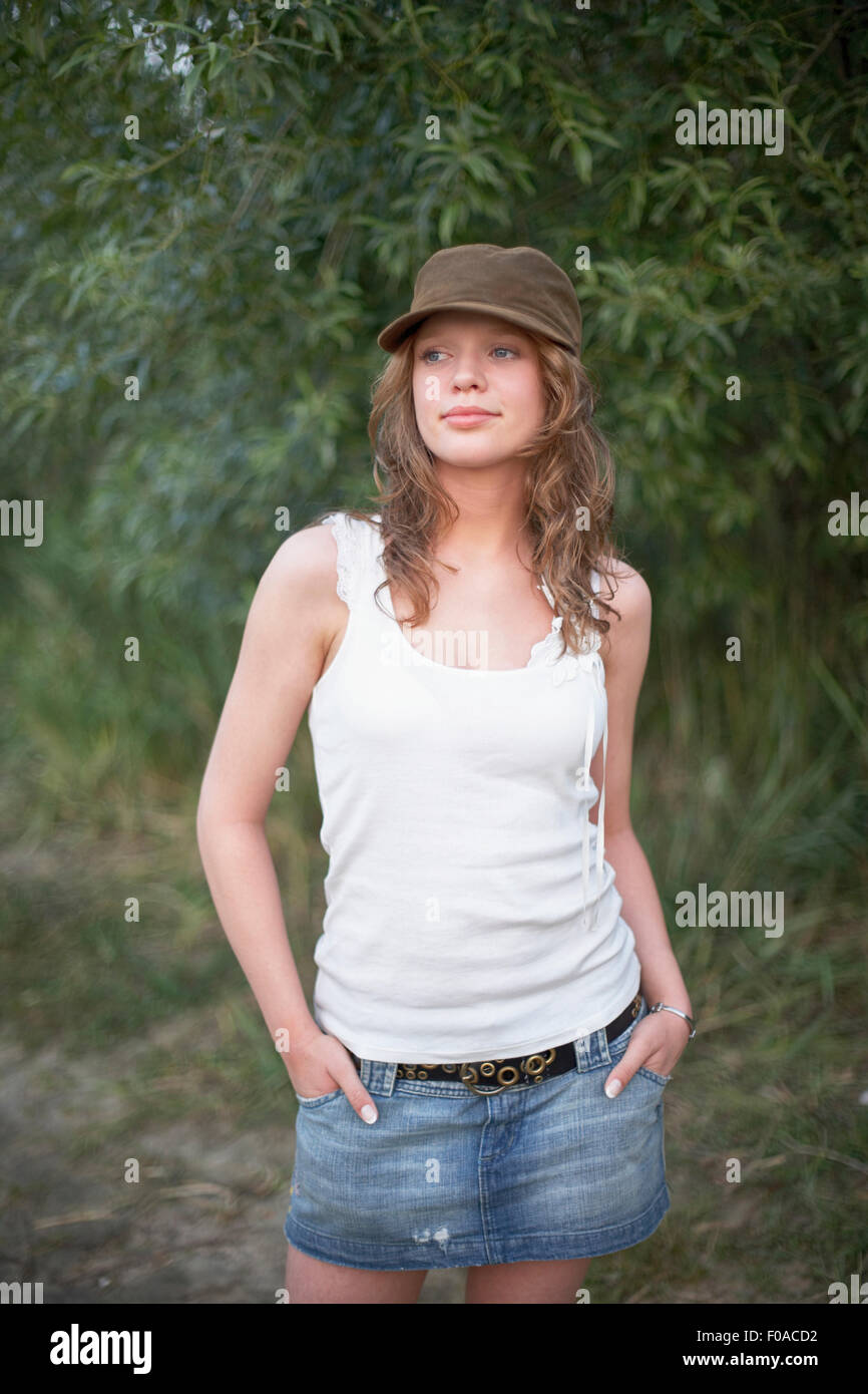 Portrait of young woman wearing cap avec les mains dans les poches Banque D'Images Portrait of young woman wearing cap avec les mains dans les poches Banque D'Images