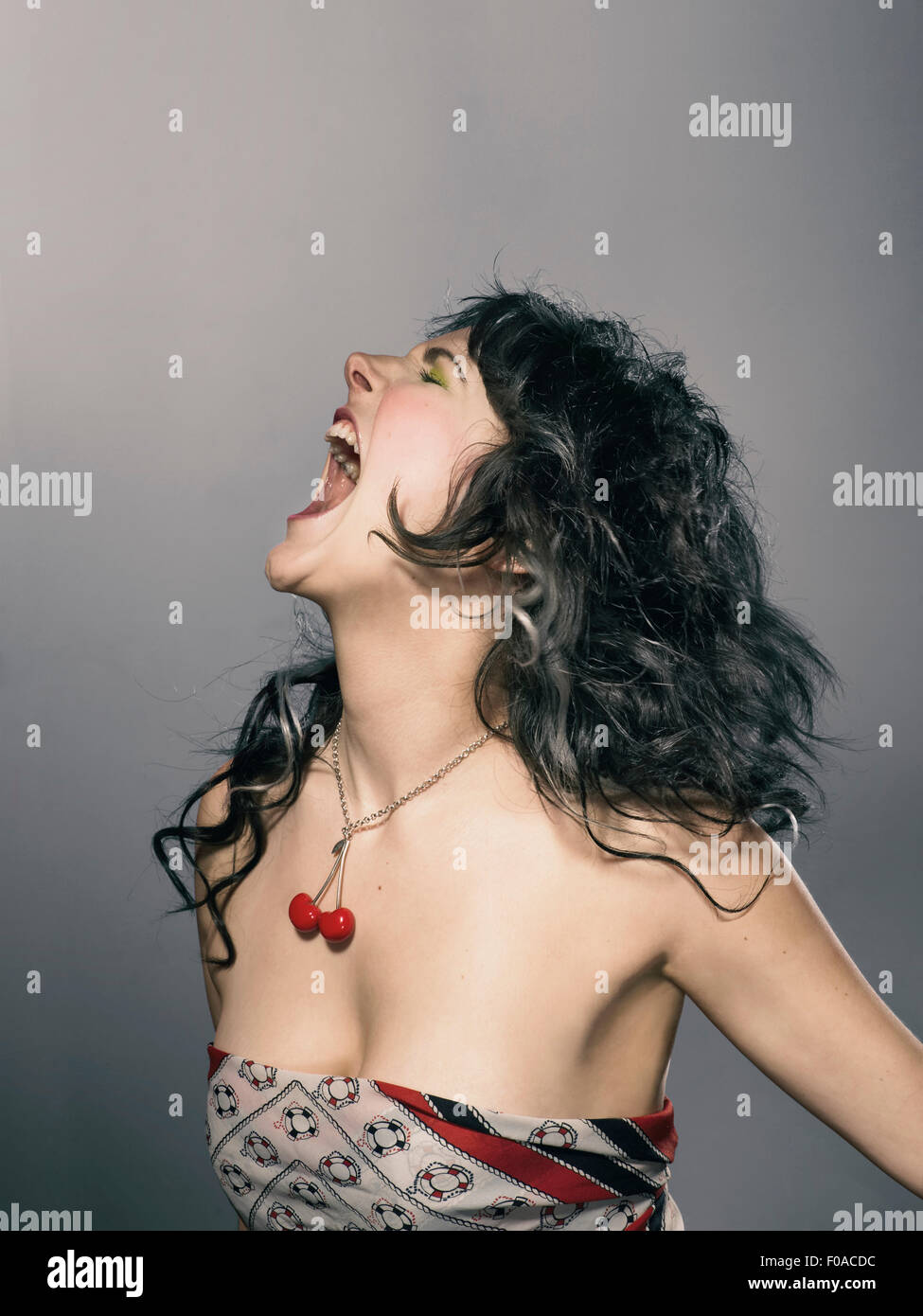 Studio shot of young woman shouting Banque D'Images