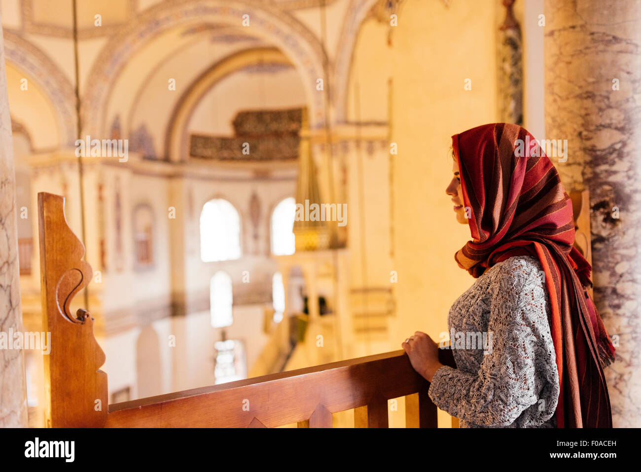 Jeune femme dans la mosquée, le port de foulard, Istanbul, Turquie Photo  Stock - Alamy