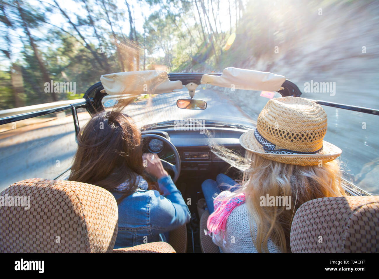 Deux femmes mûres en voiture décapotable, vue arrière Banque D'Images