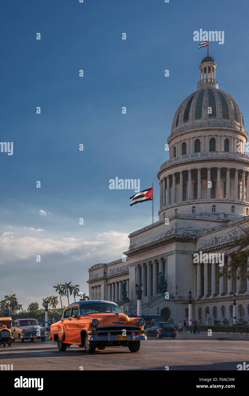 Vintage voiture conduire en face de Capitol Building, La Havane, Cuba Banque D'Images